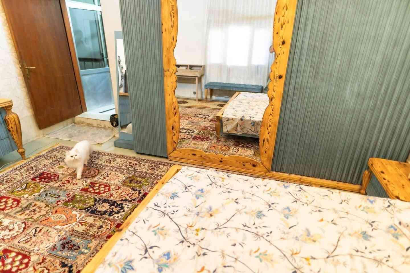 بيت للبيع في حي الضباط خلف المنتزة المساحة ٣٧٥ يحتوي على ثلاث غرف نوم صالة براني مطبخ صحيات داخلية كراج حديقة للاستفسار الاتصال على الرقم *********** بي واتساب
