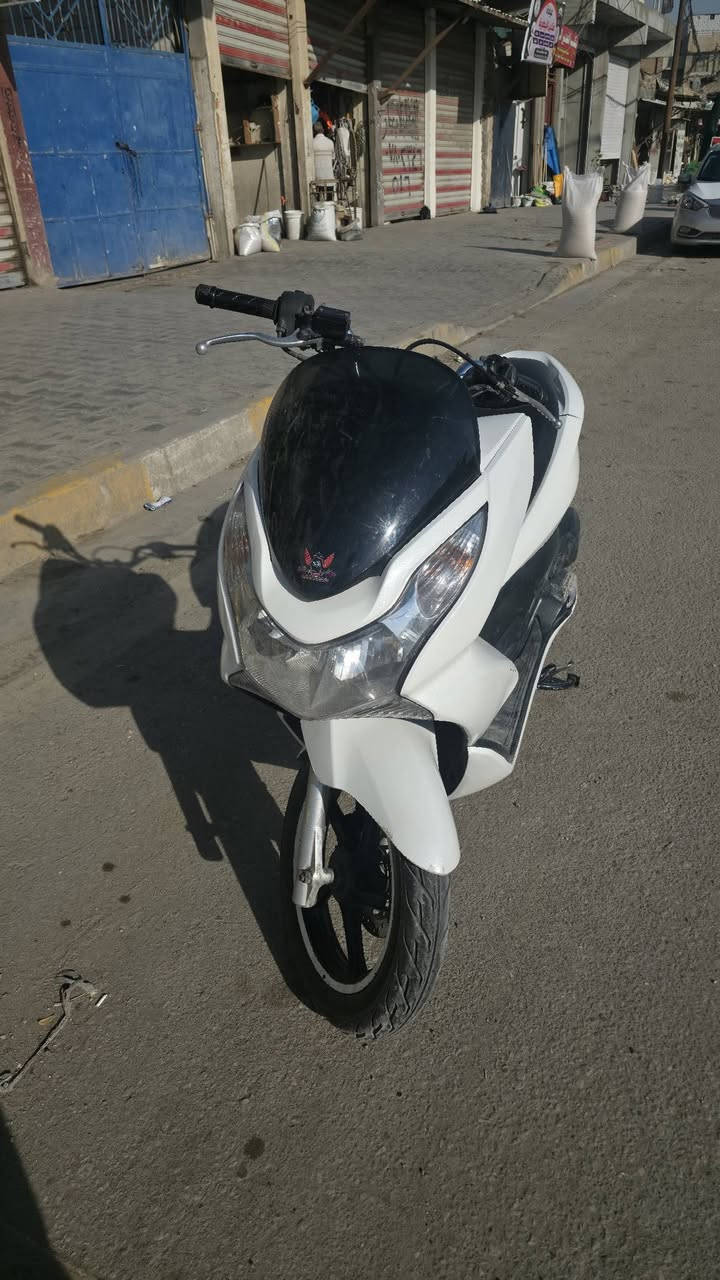 السلام عليكم PCX جيل اول ياباني للبيع 
السلام عليكم دراجة( PCX  ١٥٠جيل اول ياباني) للبيع ماشية الدراجة ٢٦ الف و قابل للزيادة  السعر المطلوب مليون و ٢٥٠ الف 
الدراجة  واكعة على الصفحة اليسرة و مشخوطة شي قليل مبين بلصور  الكهربائيات كلهة شغالة  و المكينة ناعمة و مكفولة و االغراض الحاطهة بيهة كلهة من مجمع ابو ليث و كلهة وكالة هوندا  
مكان الدراجة بابل المركز شارع ٤٠  *********** _ ***********
