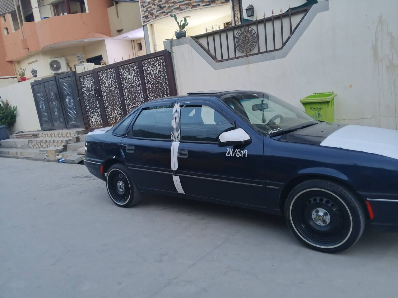 للبيع • سيارة • للتواصل