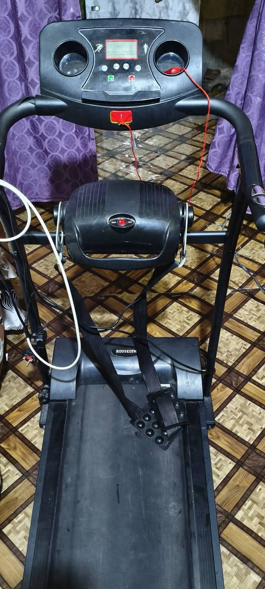 🏃‍♀️ جهاز جري Sport للبيع
جهاز جري منزلي، مناسب للمشي والرياضة بالبيت. 
يجي وياه ملحقات للتمارين:
✅ جهاز الجري
✅ رجاج/حزام اهتزاز (لتكسير الشحوم) 
✅ 2 دمبل
✅ عجلة تمارين البطن (Ab Roller)
✅متعدد السرعات نظام الجهد العالي (الجبلي)  .
السعر 250 الف  الجهاز يشتغل بالكامل
***********
