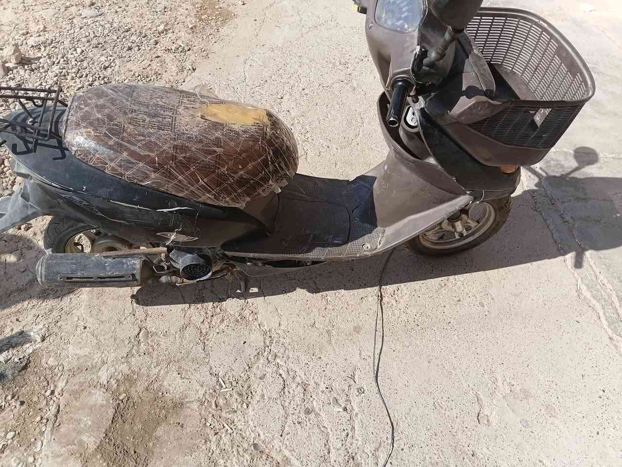 السلام عليكم دراجه للبيع ابو السله نضيف نكره سلف ودفره وحده  مابي اي عطل والسعر 350 ولاستفسار على هاذ الرقم ***********

