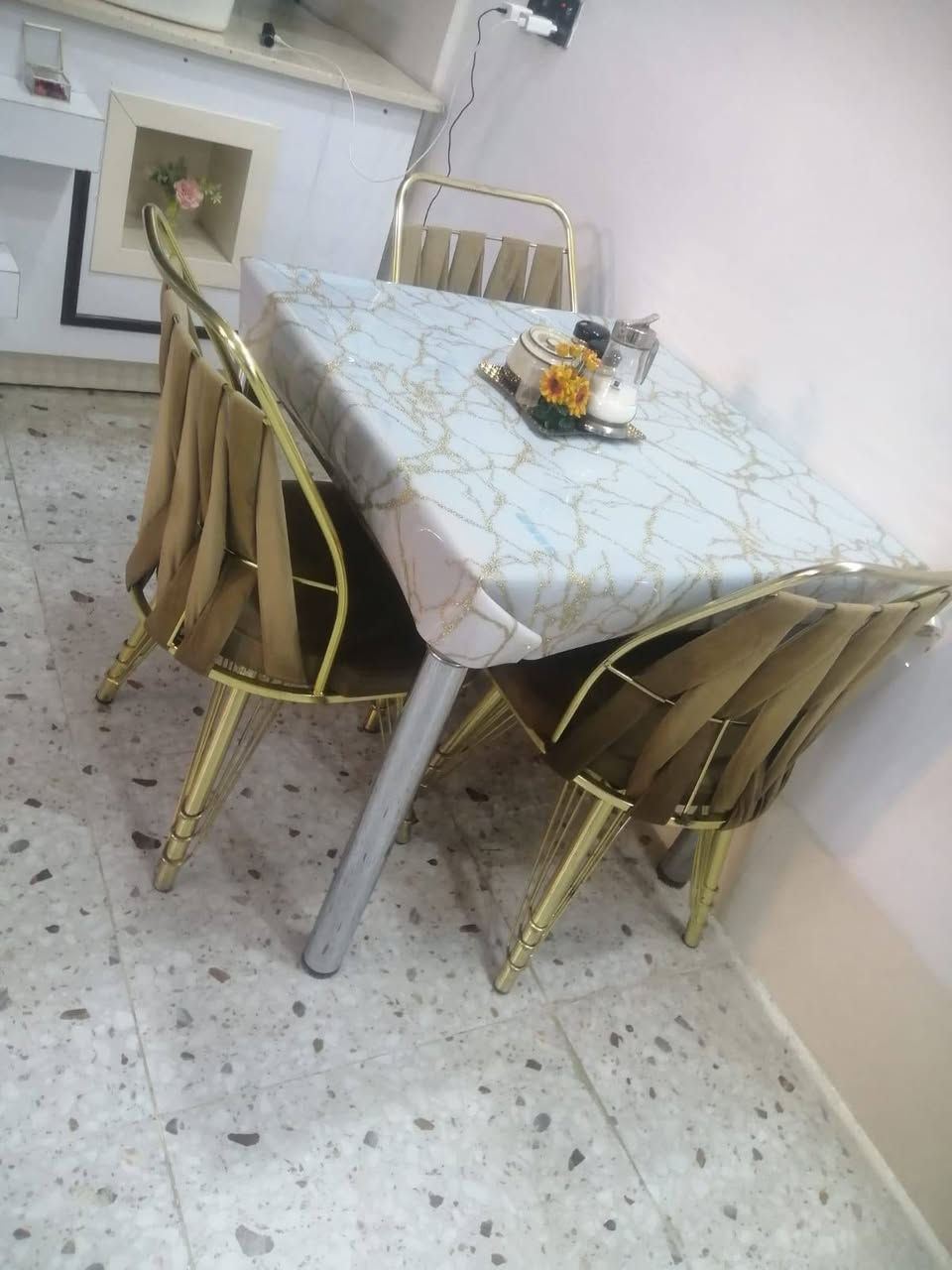 ميز طعام للبيع مع ٣ كرسي سعر ٨٠ بيها مجال شراي تعال خاص عنوان كركوك
***********

