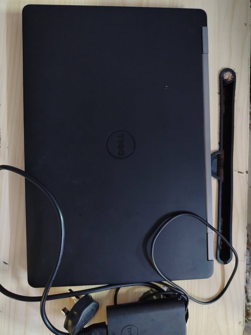 :📣 للبيع: لابتوب ديل (Dell Latitude E5570) نظيف جداً وبمواصفات راقية
 من الفئة العمليّة القوية (Latitude)، الجهاز غني عن التعريف بالتحمل والنظافة. يفيد جداً للطلاب، جماعة البحوث، أصحاب المتاجر الإلكترونية، تصفح، وبث مباشر. الجهاز طيارة بالتشغيل وما يهنك أبداً.💻 المواصفات مالته بالتفصيل
 (مثل ما واضحة بالصورة):⚡ المعالج (البروسيسور): Intel Core i5 من الجيل السادس (i5-6300U) – سريع ومستقر وما يحمى.🧠 الرام (RAM): 16 جيجا! (يعني افتح شكد ما تريد برامج وصفحات بنفس الوقت ومستحيل يثكل عندك).💾 الذاكرة (الهارد): SSD بحجم 238 جيجا – سريع جداً، اللابتوب يشتغل بلمحة عين وخلال ثواني.🖥 كارت الشاشة: Intel HD Graphics 520 (مالت الشركة الأصلي وممتاز للشغل اليومي).💿 النظام: ويندوز 10 أصلي ومحدث 64 بت.✨
 حالة الجهاز
:اللابتوب أخو النظيف، شغال وما بيه أي نقص أو عيب مصنعي.سريع جداً ومريح بالاستخدام.
سعر ٣٠٠ وبي مجال 
***********
