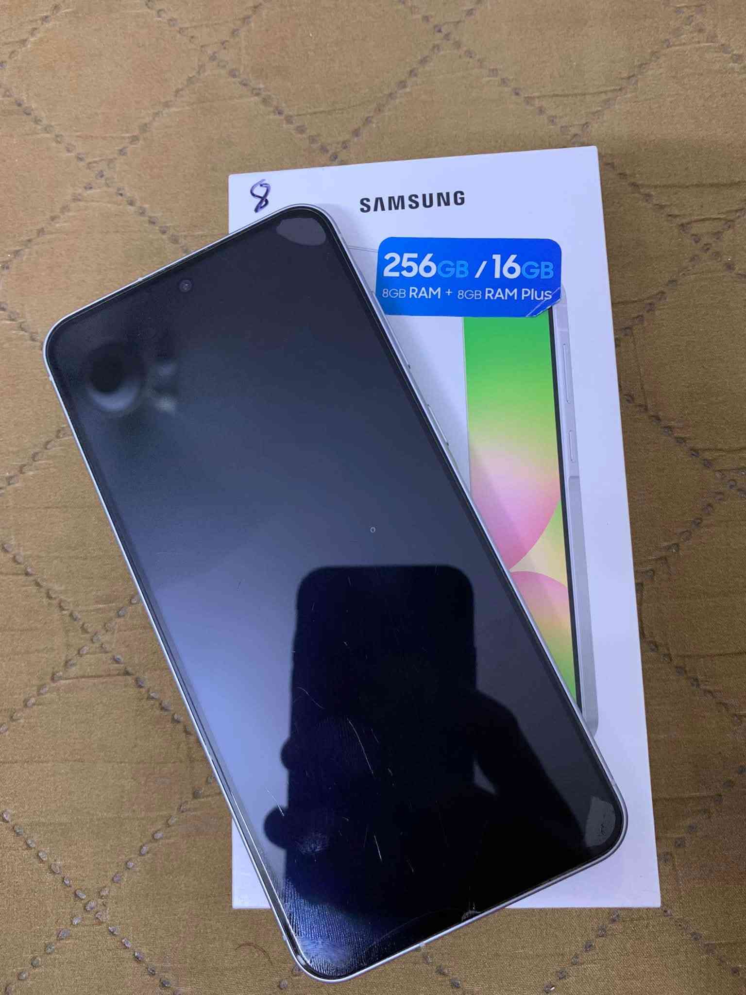 السلام عليكم 
كلكسي A56 5G للبيع
ذاكره256 لون ابيض 
جهاز كلش نضيف ستخدام قليل بعده بضمان 
سعر(420)
للستفسار خاص او على رقم(***********)
