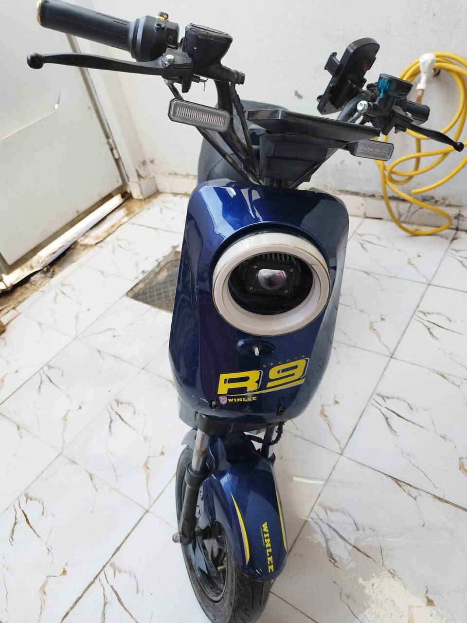 للبيع دراجة شحن Winlee R9 بحالة ممتازة ونظيفة جداً 🛵✨

​📌 المواصفات والمميزات:

• الماركة والموديل: Winlee R9

• اللون: نيلي / أزرق مميز

• الحالة: نظيفة وجاهزة للاستخدام بدون أي أشكال

• كشاف أمامي دائر إضاءة قوية + إشارات جانبية

• دبلات خلفية متينة لممتص الصدمات

• تحتوي على حامل موبايل

• دراجة اقتصادية وعملية جداً للتنقلات اليومية

​💰 السعر: 450 ألف (وبيه مجال للشراي الجاد)

للتواصل ***********1
