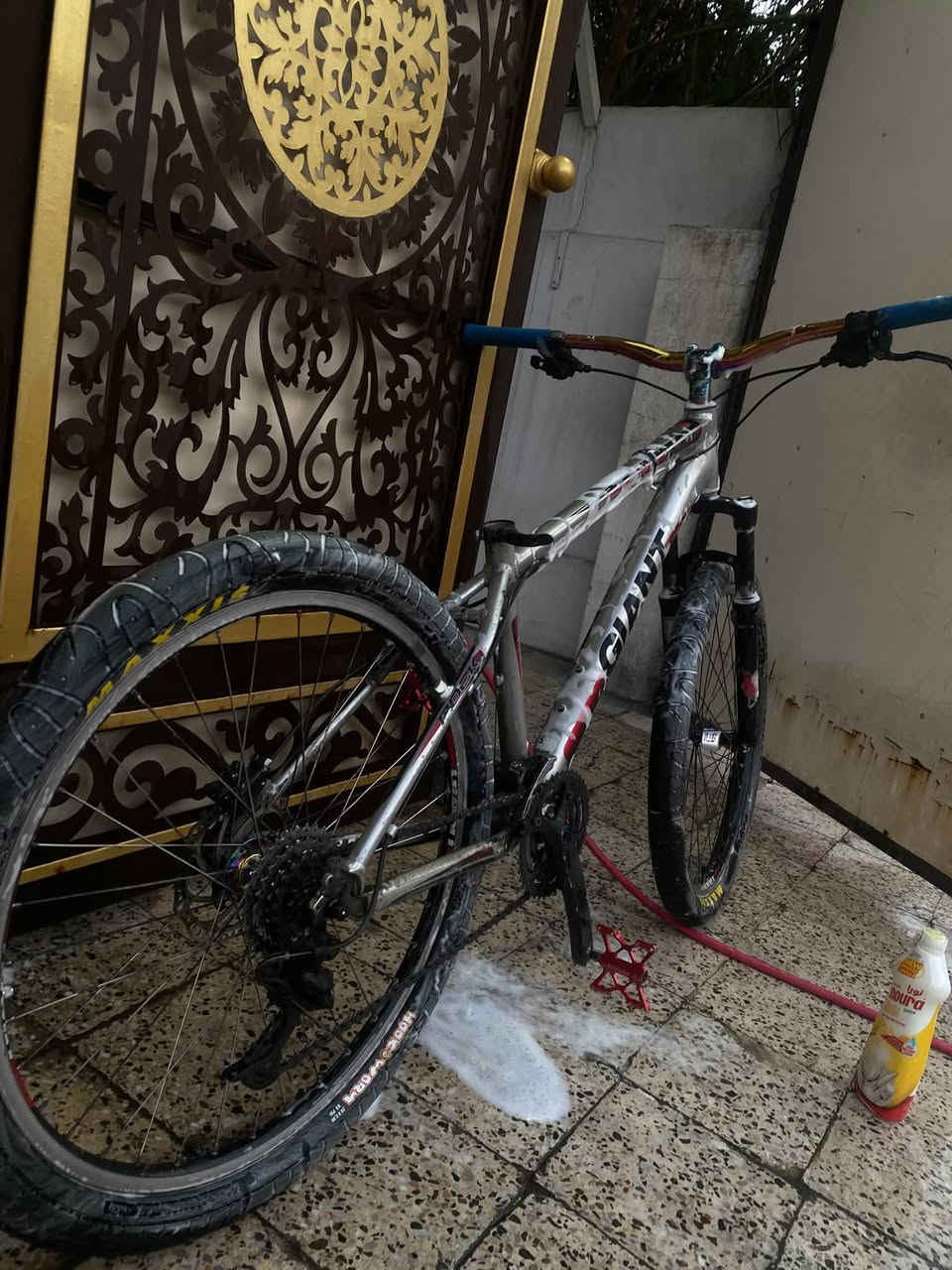 بايك من شركت جينت روك 
البايك مزود فول تزويد 
ستيرن حجم 120سبع الوان 
ركبه سبع الوان 
بطيخه طرب عالي سبع الوان 
بريك دهن شيمانو MT200 باله 
تواير ماكسزز 
 البايك ما يعوزلو بس مقعد
 التواصل خاص فقط رسايل لا دكون عليه 
الرقم:***********
