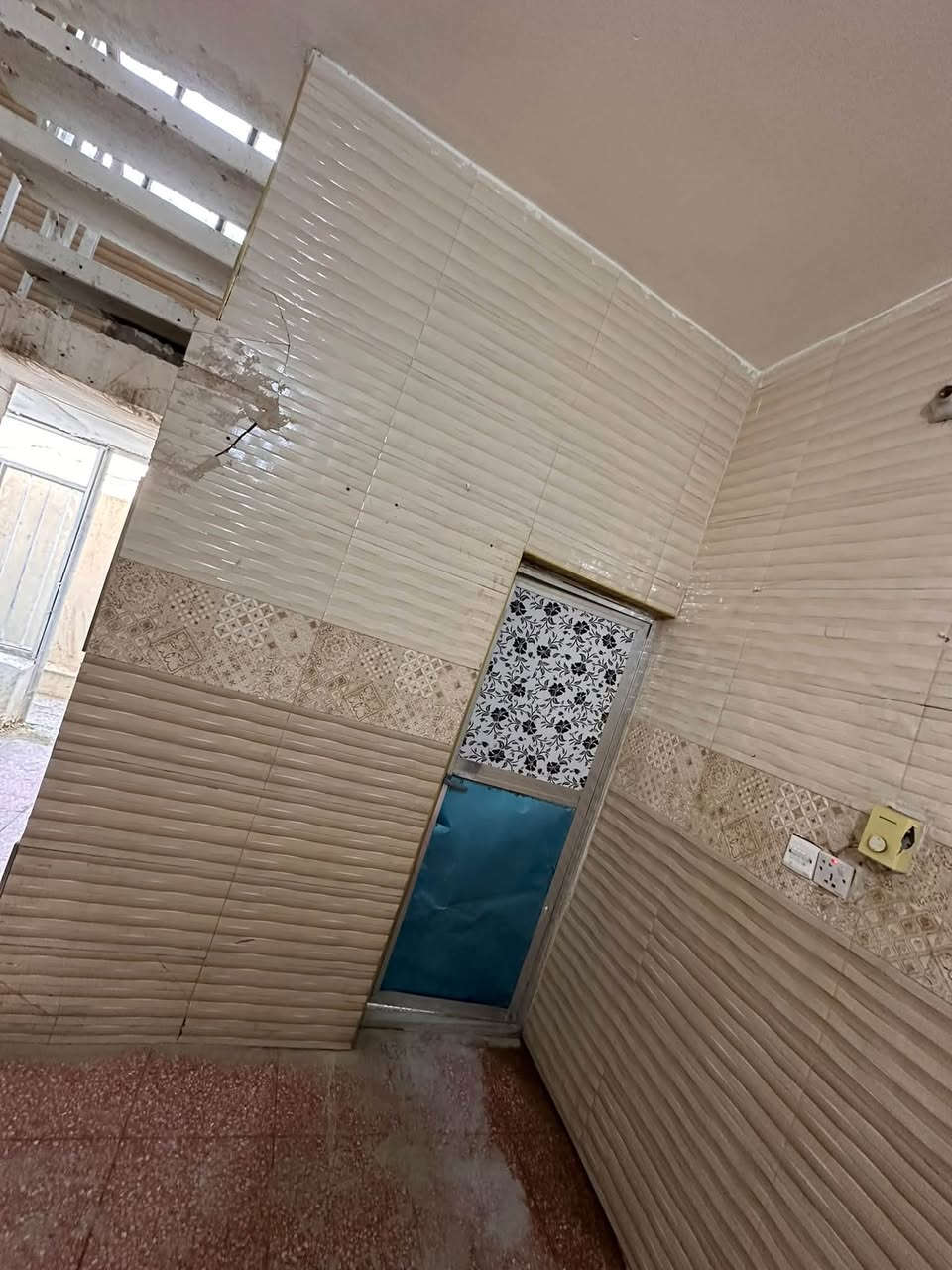 السلام عليكم موقع تجاري على الشارع العام نهاية شارع المعهد الايجار يصلح عيادات طبيه او معهد تدريس او حسب اتفاق الاستفسار ***********
