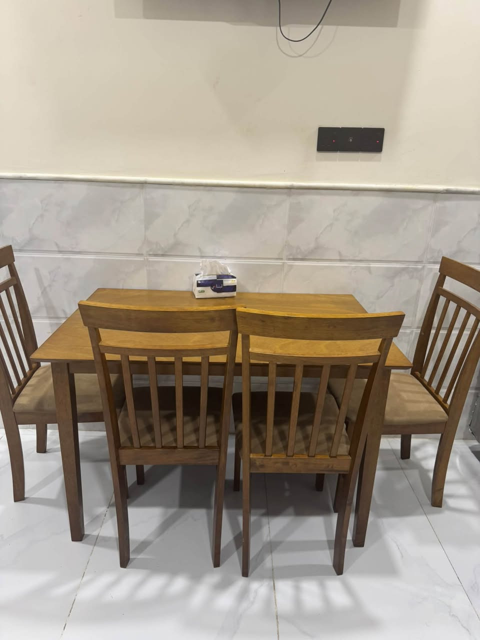 ميز طعام للبيع
4 كراسي 
250 الف وبيه مجال 
للتواصل على الرقم 
***********

