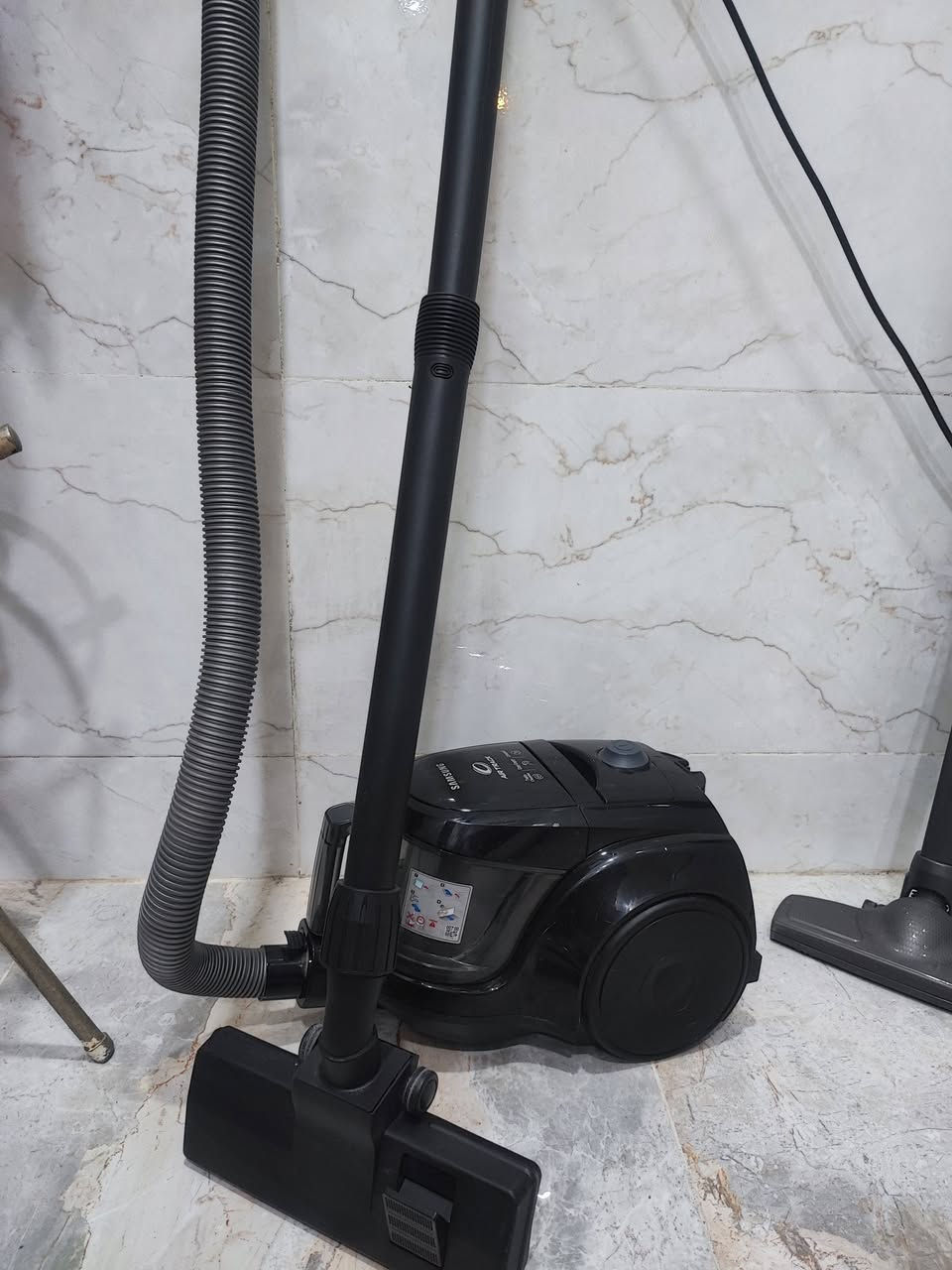 للبيع مكنسه كهربائيه سامسونج air track
1800w 
نظيفه جدا السعر 70الف للتواصل ***********
