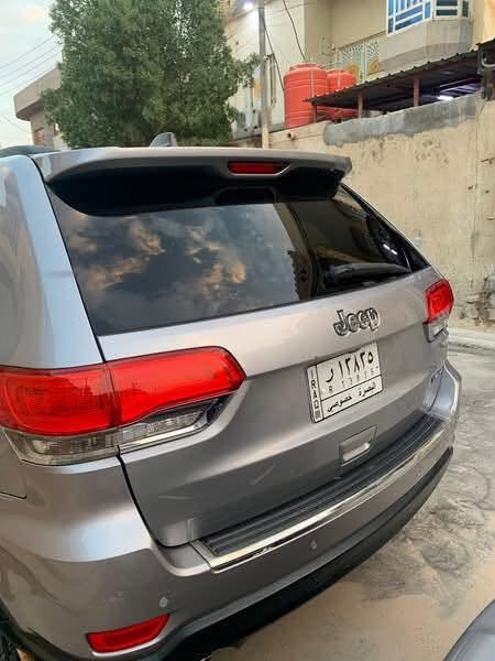 🚙 للبيع  معروفه مواصفاتها Jeep Grand Cherokee 2014 Limited

• الموديل: 2014
• الفئة: Limited
• المحرك: 3.6L V6
• القير: أوتوماتيك 8 سرعات،
• الدفع: خلفي
• الممشى: 196,000 الف كم

🔧 السيارة مسويلها إدامة كاملة
• المكيه والكير بحالة جيدة
• تايرات جديدة
• ميزانيه وبلنص مسويلها
• حدادية نظيفة 
• السيارة نظيفة وجاهزة للاستخدام

✨ التعديلات والتجهيزات:
• فتحه سقف 
• لايتات مبدلة شكل حديث
• شاشة أصلية 8.4 إنچ
• داخلية جلد
• تشغيل بصمه لمس ابواب 
• كاميرا خلفية
• حساسات خلفية
• مثبت سرعة
• تحكم بالمقود
• تحكم كهربائي بالمقاعد

السيارة استخدام شخصي ونظيفة، والممشى 196 ألف كم.

الفحص والمعاينة على حساب المشتري، والجاد يتفضل.

💰 السعر: [155 ورقه ]
📍 الموقع: [البصرة]
📞 للتواصل: [***********]
