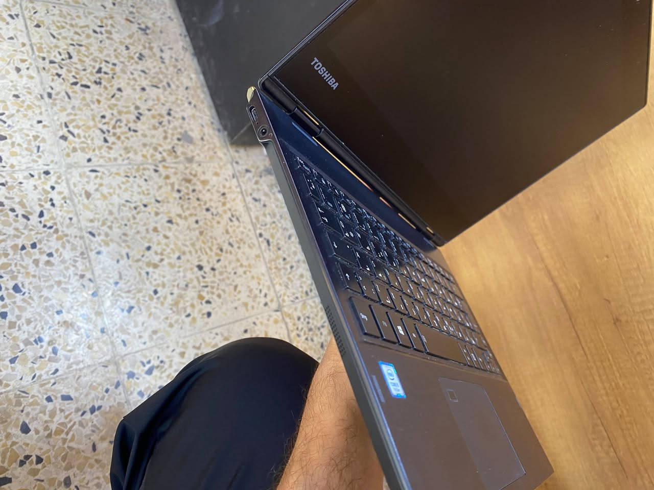 TOSHIBA
المعالج : CORE I5 
الجيل : السابع 
الرام : 8GB
الهارد 256GB SSD
حجم الشاشة 13.3 لمس قلاب
سعر 240 مع هدية 
***********

نص مكتوب في الصور:
- TOSHIBA 2 IN 1 LAPTOP شاشة لمس قلاب 13.3" المعالج CORE i5 الجيل السابع الرام 8GB الهارد 256GB SSD حجم الشاشة 13.3" لمس قلاب