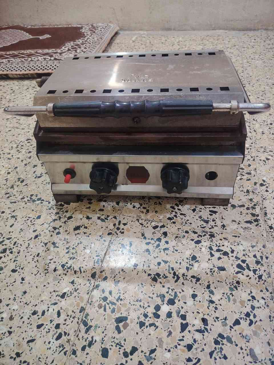 كابسه مال مطعم اصليه ثكيله حيل صار 3 اشهر مستخدمه اشتريناها للمطعم ب 250 الف وهسه نريد نبيعها سعر 180 /***********
