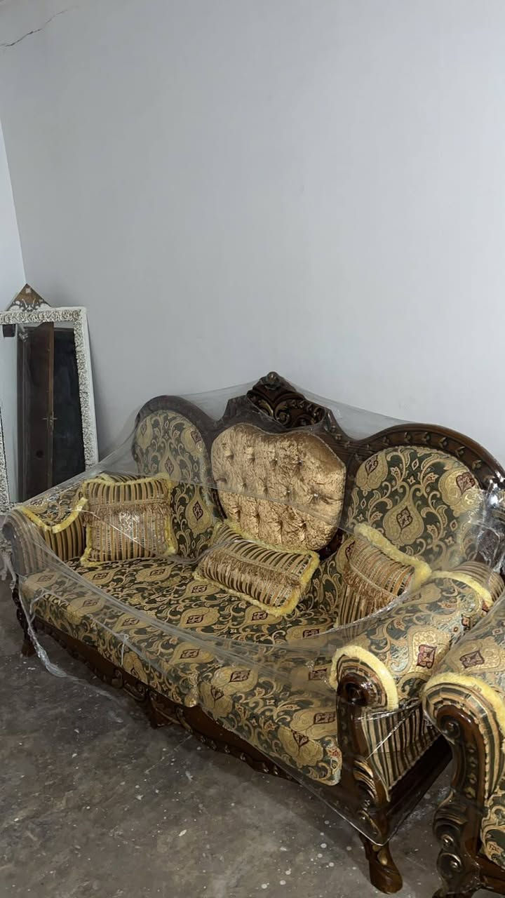 قنفات ملكيات 10مقاعد مسدخدم شي قليل  بدون طاولات مكان اربيل قوشتبه  السعر 350 رقم الموبايل ***********
