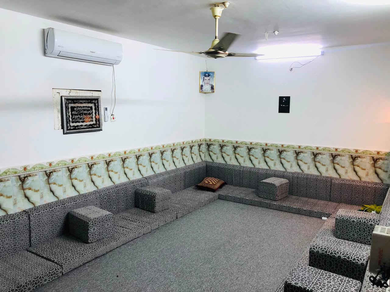 السلام عليكم
دار للبيع في دور الشرطة ال 74 خلف محطة الكندي طابقين المساحة 200 طابو صرف 
الطابق الاول 
غرفتين +صالة +استقبال+مطبخ +صحيات داخلية وخارجية +كراج سيارة وحديقة

الطابق الثاني 
غرفتين +صاله+مخزن +مجموعة صحيات
السعر175قابل لتفاوض
***********
