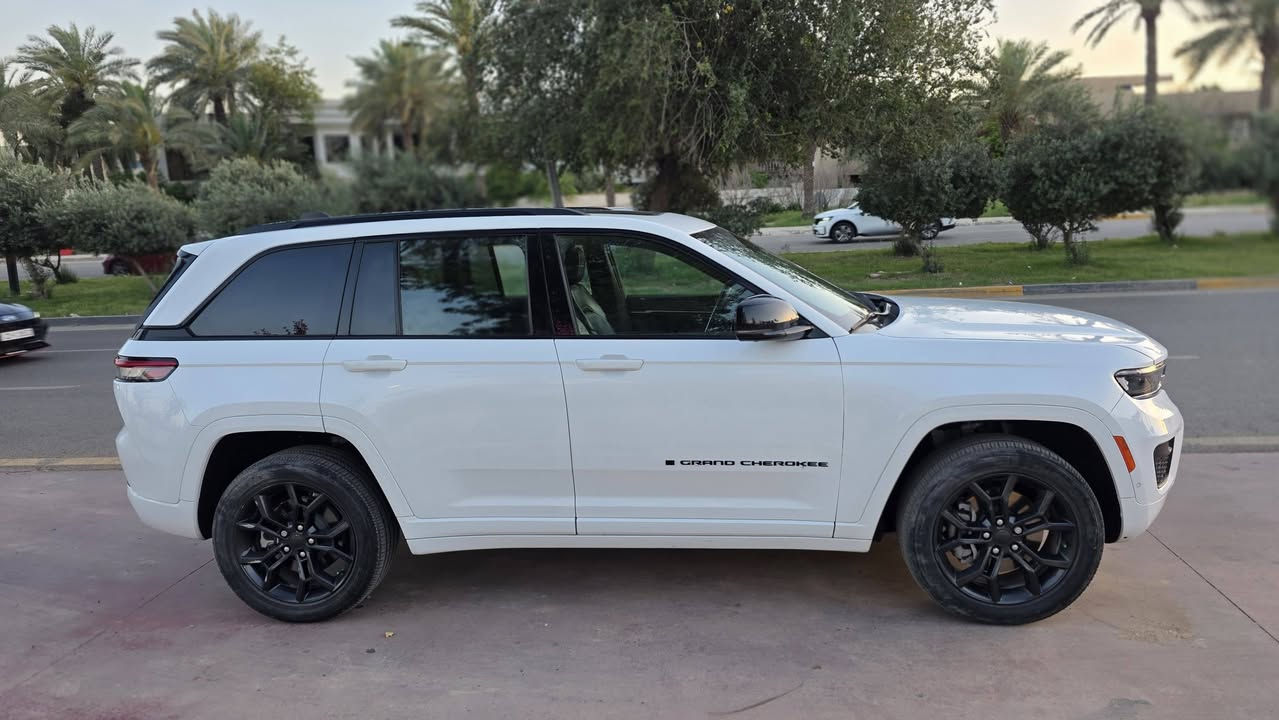 🚘#جيب كراند شيروكي فئه الاحتفال سنوي (ثلاثينيه) Anniversary Edition فول مواصفات 30th
🪪 الأرقام: بغداد دولي 
📊 العداد: بحالة جديد 
📅 الموديل: 2024
🔧 المحرك: تيربو +كهرباء بقوه كبيرة 375hp بقوه هيمي v8 
واقتصادي جدا 
📌 حادث_السيارة ضرر سطحي جاملغ وبنيد مبدل بقطع وكالة ، ايرباكات وكالة كاملة سستم 

✨ أبرز المواصفات والتجهيزات:

🔹  شاشات كبيرة مع لغة عربية 
🔹️صديقة للبيئه واقتصادية 
🔹️لون ابيض ملكي 
🔹️فئه عليا مميزة (ثلاثين ذكرة سنوية )
🔹️جلد طبيعي فاخر مع تطريزات يدوي
🔹️نظام صوتي 360  18 سماعه 
🔹فتحة سقف بنوراميه كبيرة 
🔹️عوازل اضافيه للعزل صوتي
🔹كامرات 360 جميع جوانب 
🔹️كامرة للمراية وسطيه 
🔹️مري قابلة للطي 
🔹 رادارات 360 مع 6 حساس للجهتين
🔹️نظام قيادة شبه ذاتي 
🔹 نظام قيادة متعدده (ثلج .صخور.صحراء.سبورت وسمارت)
🔹️كراسي كهرباء مع تحكمات كهرباء
🔹 مانع انزلاق +نظام نزول منحدرات 
🔹️اطارات لجميع تضاريس يابانية  
🔹 مقاعد تدفئه وتهويه تبريد ⭐️
🔹️سعة السحب القصوى 6000 رطل
🔹️نظام الدفع الرباعي كوادرا - تراك
🔹 إنارة داخلية LED
🔹️خطافات سحب أمامية وخلفية باللون الأزرق في 4xe
🔹 ستائر أبواب خلفية
🔹 صندوق كهربائي واربع بصمات ودخول ذكي 
🔹 شحن لاسلكي سريع ⭐️
🔹 عده كاملة وسبير 

📞 للتواصل والاستفسار
📌 سعر مناسب 
 للاستفسار واتس 

📌 الرقم واتساب 
📲 ***********
📌 
بغداد  كاظمية او حرية 
#للبيع #سيارات_للبيع #سيارات #بغداد
