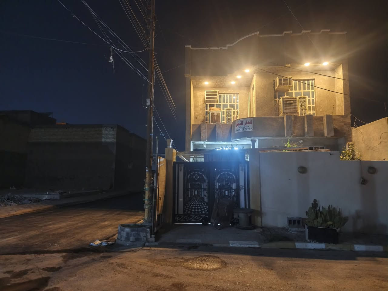 السلام عليكم من رخصة من رئيس  الكروب المحترم الدار للبيع مساحه 150م ركن عله اربعه شوارع طابقين بل معوقين ورة قاعه أبو رشاد الله يرحمه سعر 130بي مجال رقم اتصال***********
