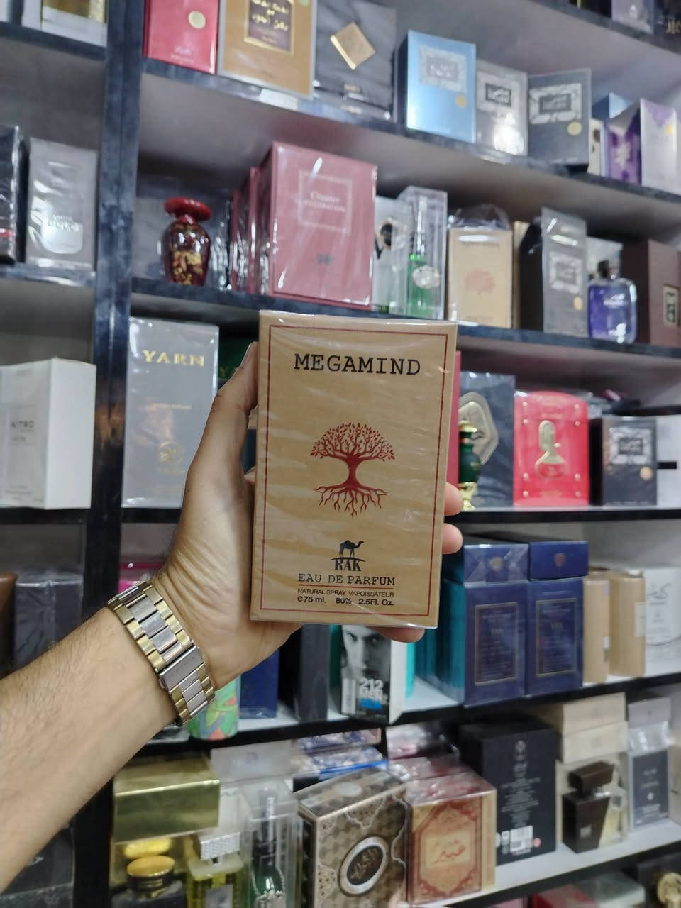 عطر ميكاميند Megamind 
من إنتاج شركة راك (RAK) للإمارات،

افضل بديل لعطر البحر الشهير Megamare (ميجاماره) من Orto Parisi
الافتتاحية (المقدمة): نغمات منعشة وحادة جداً من البرغموت والليمون مع نفحات تحاكي نسيم البحر المالح.
قلب العطر (الوسط): تركيبة بحرية مكثفة من الطحالب البحرية وجزيء الكالون (المسؤول عن رائحة الأوزون ومياه البحر) وجزيء الهديون.
قاعدة العطر (الثبات): قاعدة دافئة وقوية جداً تمنح العطر ثباته الأسطوري، وتتكون من المسك، الأمبروكسان، ولمسات من خشب الأرز

للتواصل واتس ***********
يوجد توصيل لكافة محافظات العراق
#بغداد #النجف #كربلاء #الديوانية #السماوة #ميسان #الديوانية
