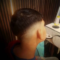 حلاقه دلفري 07773523060 اخلص من الانتظار وطريق و الهوسة اجيك للبيت وهد...