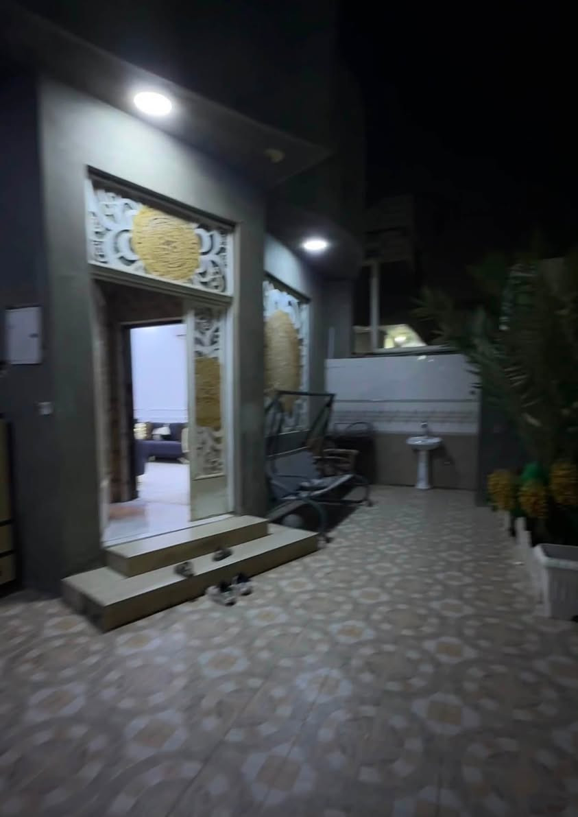 السلام عليكم
دار للبيع 
جنس العقار وقف سني
قرب الجسر الايطالي 
مساحه ٢٣٠ م (١٠x٢٣)
عدد الغرف ٢ 
استقبال ٤x٥
صاله ٤x٧
عدد الصحيات ٤
بيع مع سبالت عدد ٣  
السعر ١٨٥ قابل للتفاوض
البناء طابوق 
للتواصل ***********
