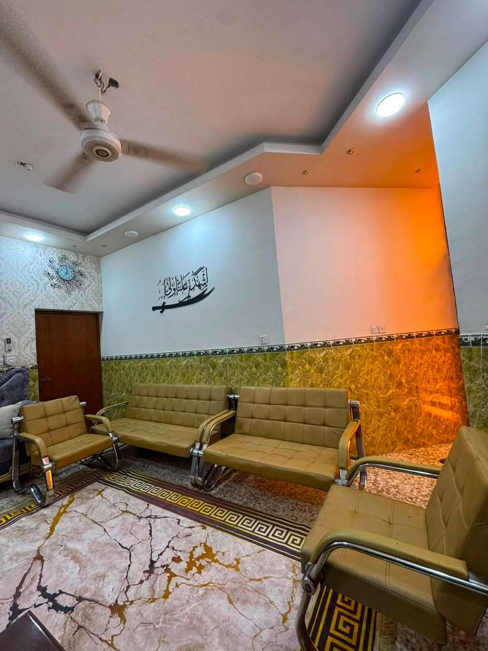 تخم مكتبي جلد نضيف للبيع
السعر 350 
العنوان البياع 
***********
