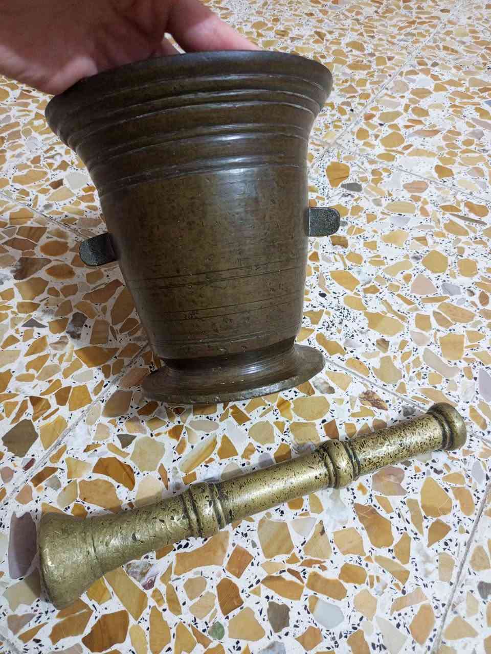 هاون بغدادي ابو التراجي قديم جداً جداً ارتفاع 20سم واليده 31سم
للبيع ‏‪***********‬‏ يوجد توصيل كافة المحافظات
