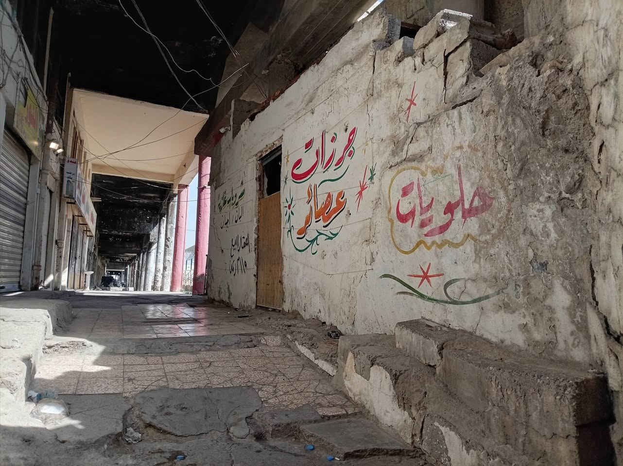 للبيع عقارين ملك صرف في باب الطوب ع الجهة الخلفيه لكراج النقل الداخلي ٠٠الاول مساحته ١١٥ متر ركن الذي كان سابقا محل البكري لاستنساخ المفاتيح  وشرط التحويل ٠٠والثاني مساحته ١٧١ متر ونصف المتر واجهة ١٤ متر ٠٠للتواصل ***********
