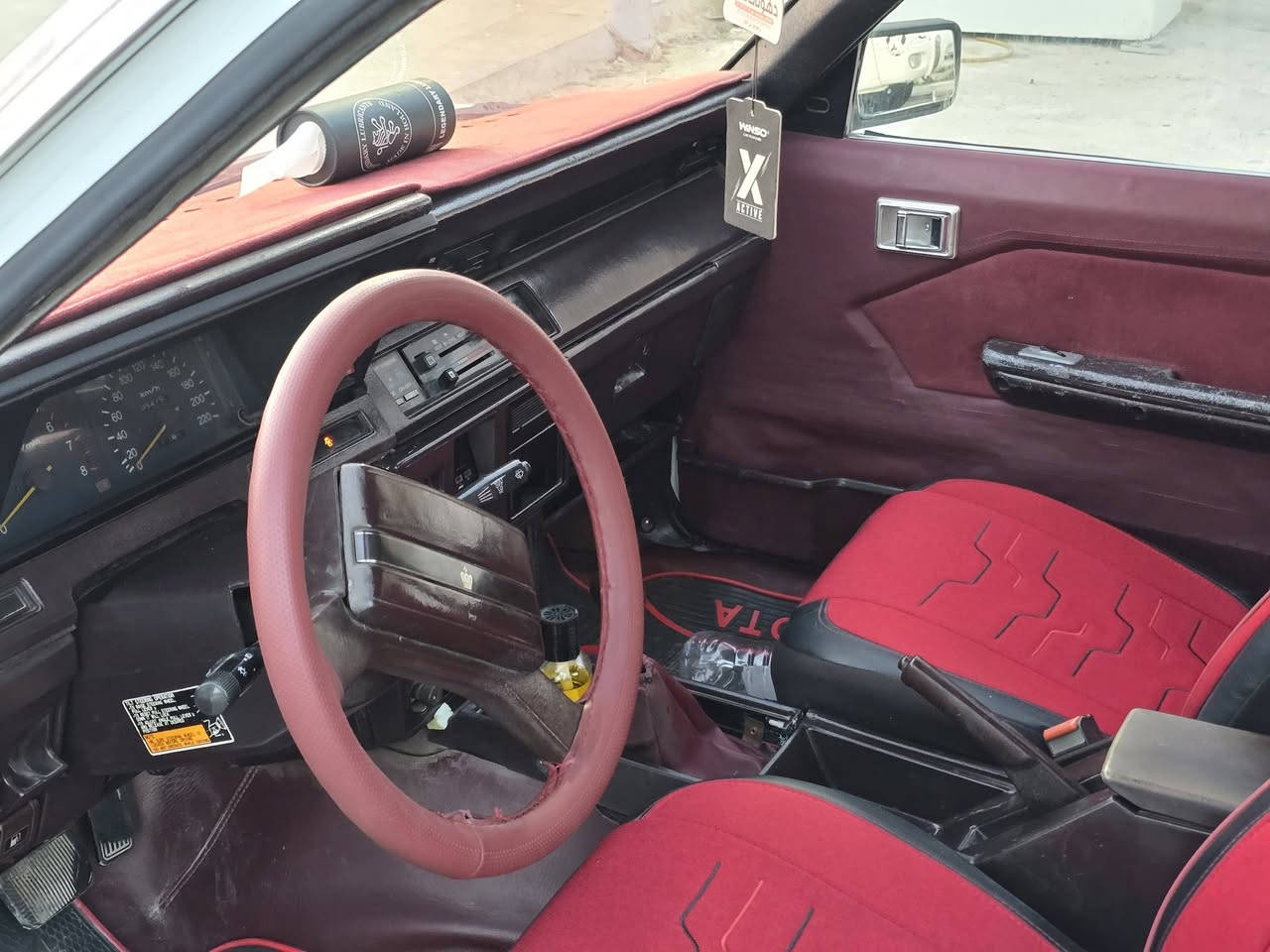 مكلف بل نشر 
سوبر ١٩٨٤ ابيض صبغ عام بدون معجون وطخة 
تبريد شغال محرك 1gr (ونجي) طخم تاير جديد كير محرك صدر كله جديد كهربائيات كلها شغاله سيارة معمرة ع الشاصي كامل مكمل 
ارقام صاحب السيارة 
***********
***********
