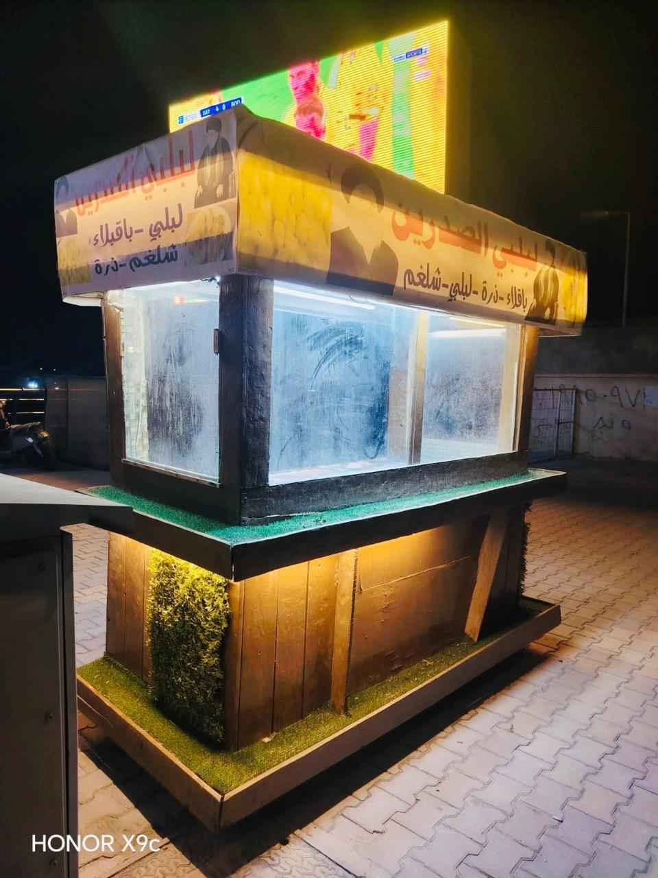سلام عليكم كشك للبيع طوله 2 متر والعرض 1 متر كهرباء شغاله الكشك نضيف ويرهم الكلشي السعر 550 وبيها مجال بسيط مكان العماره الكورنيش السريه للاستفسار *********** عمارة, ميسان

نص مكتوب في الصور:
- HONOR X9c