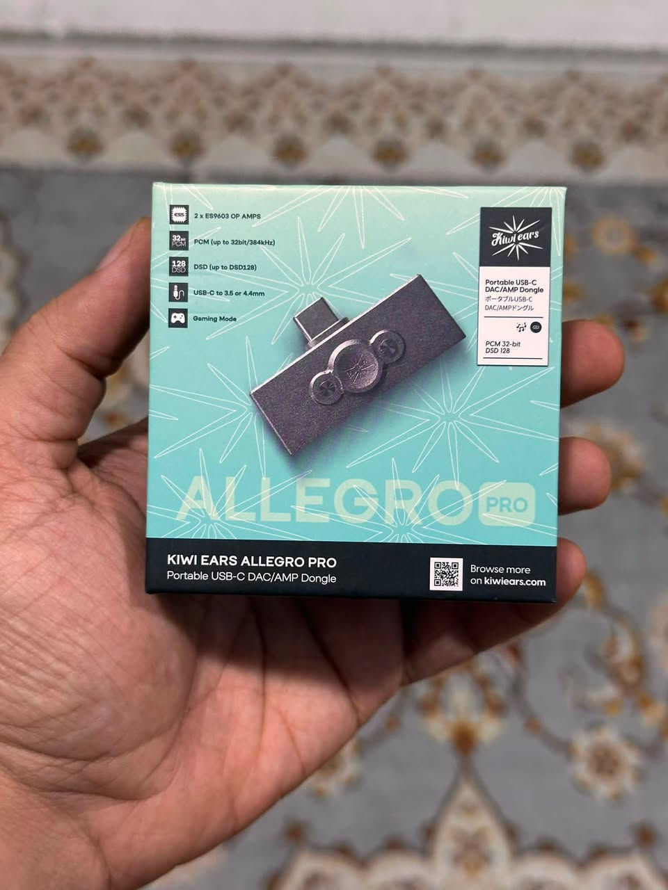 شباب للبيع كارت صوت/مضخم محمول Kiwi Ears Allegro Pro الأصلي، قطعة مرتبة جداً للناس المهتمة بالصوت ونقائه، ولأصحاب الألعاب والـ IEMs.
أهم المميزات:
 دعم مخارج متنوعة: يحول من USB-C إلى مخرجين (3.5mm العادي و 4.4mm Balanced) حتى يرهم ويا أي سماعة عندك.

 دقة صوت عالية: يدعم PCM لحد 32bit/384kHz و DSD لحد DSD128، يعني ينطيك تفاصيل بالصوت ما تطلع بالمخرج العادي للموبايل أو الحاسبة.

 أداء قوي: يحتوي على مضخمات مضاعفة (2x ES9603 OP AMPS) لتعزيز الصوت ونقائه.

 Gaming Mode: موجه حتى للجيمنج، ينطيك تحديد اتجاهات 
وتفاصيل دقيقة بالتقاط الأصوات داخل الألعاب.

للتواصل واتساب : *********** 
المكان البصرة وماعندي توصيل
