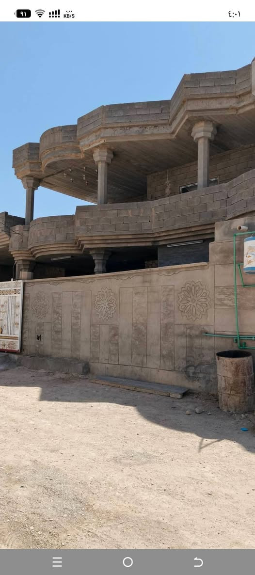 دار للبيع المسحه260طابقين الطابق الول متكونه من ديوان8×4 
وهول 5×4
وممر4×4 وقرفتين وحده،5×4
وحده4×4
ومطبخ6×4
 وصحيات 2×1.5
والطابق الثاني 
ممر 9×4
ثلاث قرف  
وحده 4×4
وثنين 6×4
موقع الدار بجانب قامقاميه حديثه ثاني فرع من اليسار 
سعر 62 وبي مجال 
للتواصل ***********
