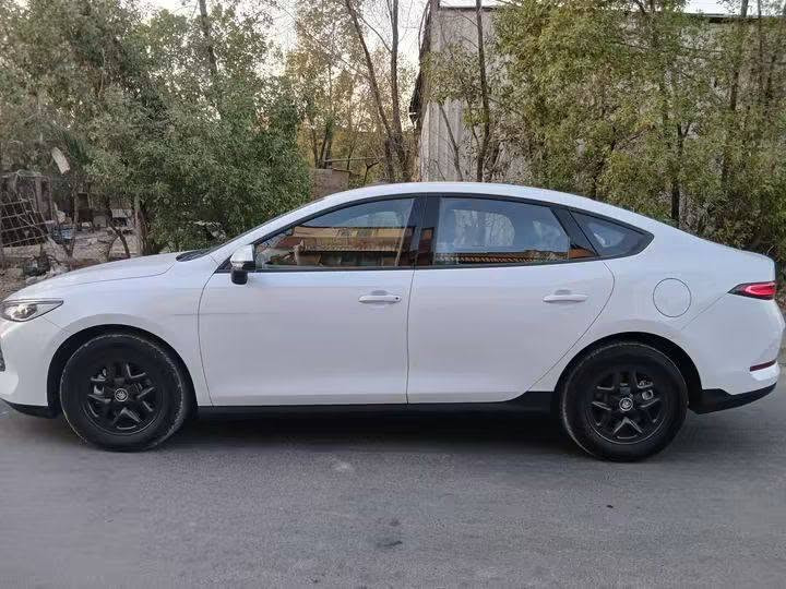 اسلام عليكم 
للبيع فقط 
BYD 2025
داخل ابيض ماشية 30 الف الكلي تحويل مباشر 
كفالة عامة من الصبغ والفتح بارد فقط جاملغ امامي جهة السايق سيارة جاهزة من كلشي 
السعر 18700 وبيه مجال للشراي 
العنوان بغداد العامريه 
اتصال ***********
