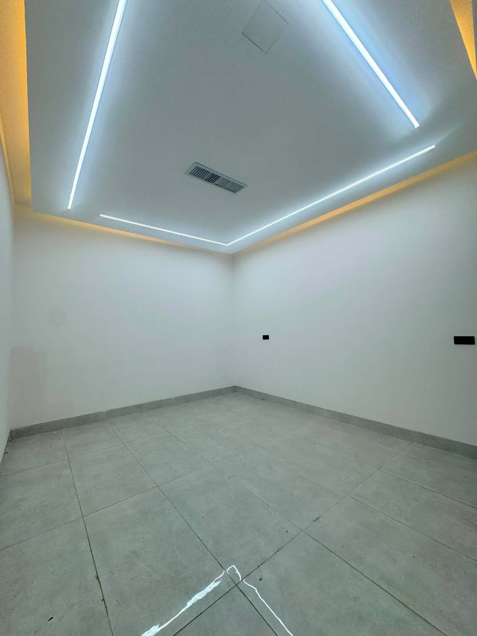 إعلان رقم ( 500 )
￼

 #دار للبيع – بناء حديث طابقين فول مواصفات  

بيت سكني حديث البناء، مشيّد وفق أعلى المواصفات الهندسية وبمواد بناء ممتازة، تشطيب راقٍ وعصري، تصميم عملي يوفّر الراحة والخصوصية

المساحة: 150 مـتر  الواجهة 7.5 متـــر 

الموقع:- كركوك _  الضباط - خلف محكمة كركوك الجديدة
المواد المستخدمه في البناء من اجود وافضل الأنواع :-

 أربعة غرف نوم مضيئة - نظام ماستر
استقبال أنيقة - نظام ماستر
مطبخ عصري بتصميم عملي
عدد 4 حمامات بتشطيبات حديثة
إضاءة وتهوية ممتازة
موقع هادئ وقريب من الخدمات

 للاستفسار الاتصال *********** رشوان المفرجي 

 يتوفر واتساب - تلكرام  

او مراجعة مكتب [ البيرق للعقار ]حي عدن سايدين مدينة العاب كركوك  قرب جامع تحسين صوراني مقابل ثانوية امداد للبنات
