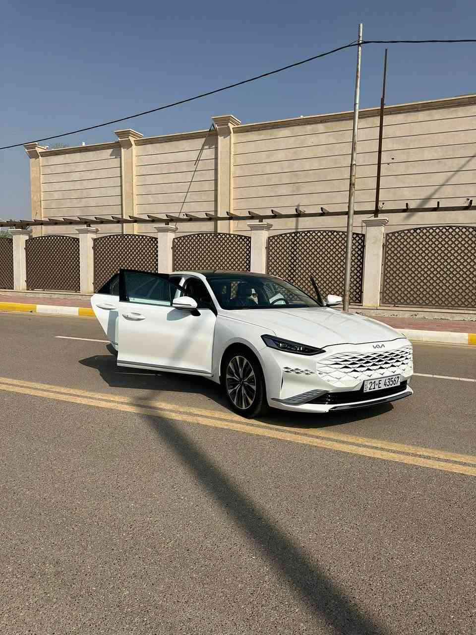 سلام عليكم 

كيا كادينزا K8 

الموديل :2024 

ماشيه 22 الف كيلو متر 

فول الشكل الجديد ✔️ 

مواصفاتها فول 1/1 ✔️ 
بانوراما 
بصمه 
تحكمات ستيرن 
كشنات كهرباء 
برده خلفيه 
كشنات جلد تبريد كشنات 
وباقي المواصفات المعروفه 
سياره جديده استخدام قليل 

رقمها اربيل شرط التحويل ✔️ 

كفاله عامه شرط الفحص والمعاينه ✔️ 

المحرك 6 سلندر 3500 

لمعرفه السعر : ***********  
العنوان : الأنبار
