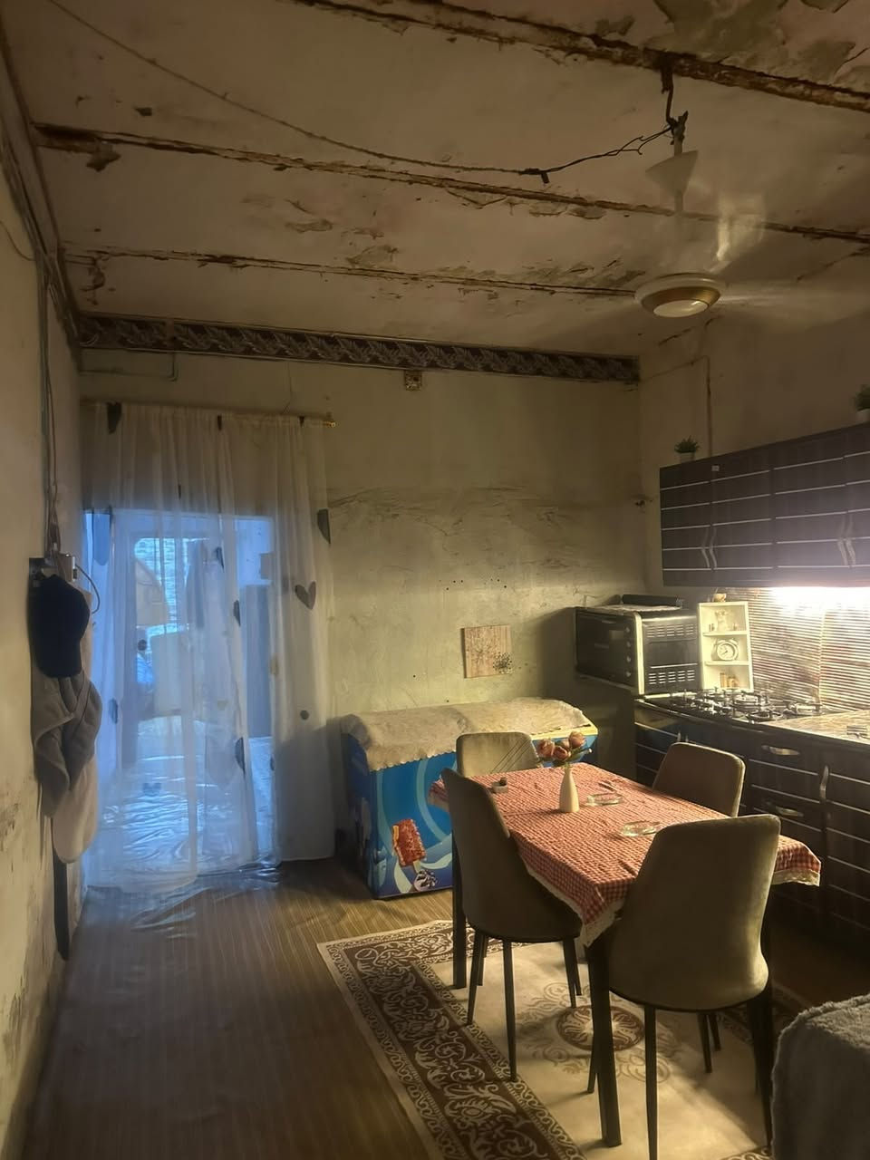 دار البيع طابو صرف
قديم صالح السكن 
 في منطقة كزيزه 
قرب شارع العريض 
المساحه.    ونص142
غرف عدد 3
صالت ستقبال 
مطبح +هول 
صحيات 
متوفر كافة الخدمات 
سعر 95 وبي مجال قليل 
الاستفسار ... ***********
