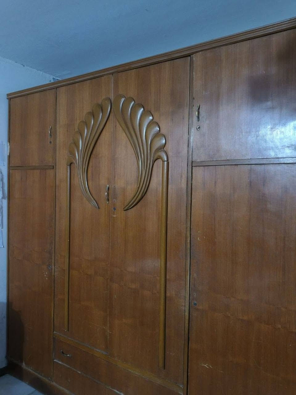 غرفة نوم كاملة خشب نظيف وبسعر ممتاز (للبيع المستعجل).
السلام عليكم،
​متوفرة للبيع غرفة نوم كاملة (طقم متناسق). الغرفة خشب ونظيفة، وهذي التفاصيل:
​🔸 الكنتور (الدولاب):
مثل ما موضح بالصور، الكنتور خشب متين ومرتب. تصميمه كلاسيك بي نقوش فنية أنيقة على الأبواب الوسطية، وبي مساحة خزنية ممتازة. (الكنتور هو القطعة الرئيسية البارزة بالصور).
​🔸 التكملة (غرفة نوم كاملة):
البيع هو لغرفة النوم بالكامل، وتشمل بالإضافة للكنتور:
​الجرباية: سرير مزدوج متين ومتناسق مع تصميم الكنتور.
​ميز المراية: ميز تواليت كامل وي المراية مالتة.
​💡 ملاحظة للأمانة:
الغرفة بحالة جيدة جداً، بس ميز المراية محتاج ترتيب بسيط، يعني لمسات بسيطة (مثل شد برغي أو تصليح درج) ويرجع جديد. السعر أخذت بي نظر الاعتبار هذا الشي.
​شرط الشراء:
​حتى تكون الأمور واضحة للطرفين، الي مهتم يشتري لازم يتفضل يشوف الغرفة على الطبيعة، يشوف الجرباية وميز المراية وباقي التفاصيل، وإذا عجبته الغرفة، نگعد ونتفاهم على السعر النهائي وإن شاء الله ما نختلف.

الموقع:- النجف - قرية الغدير الاولى. 
السعر:- 450 الف ( قابل للتفاوض)  
للاتصال و الاستفسار:- *********** 

فرصة متتعوض للي يدور غرفة خشب نظيفة بسعر مناسب. الله يوفق الجميع.
