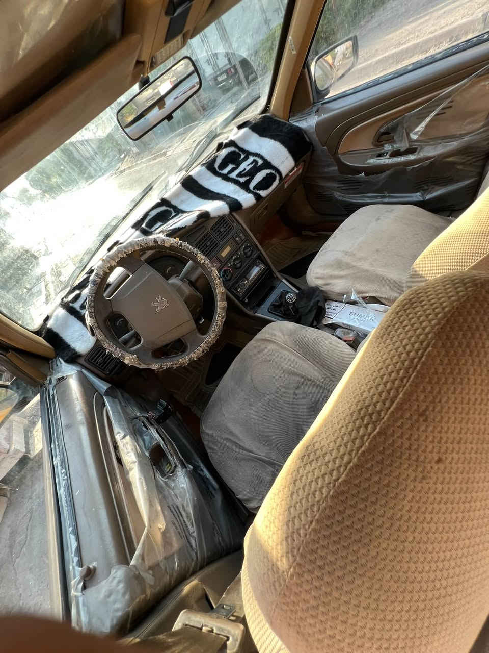 سلام عليكم سياره بيجو لميس للبيع مصفره هيئه وغرامه ما بيها ولا ضربه كهربائيات كلها شغاله تخم تاير جديد تبريد شغال مكينه خير من الله صافيه *********** مكاني بغداد جديده سعر 37ورقه وبيها مجال
