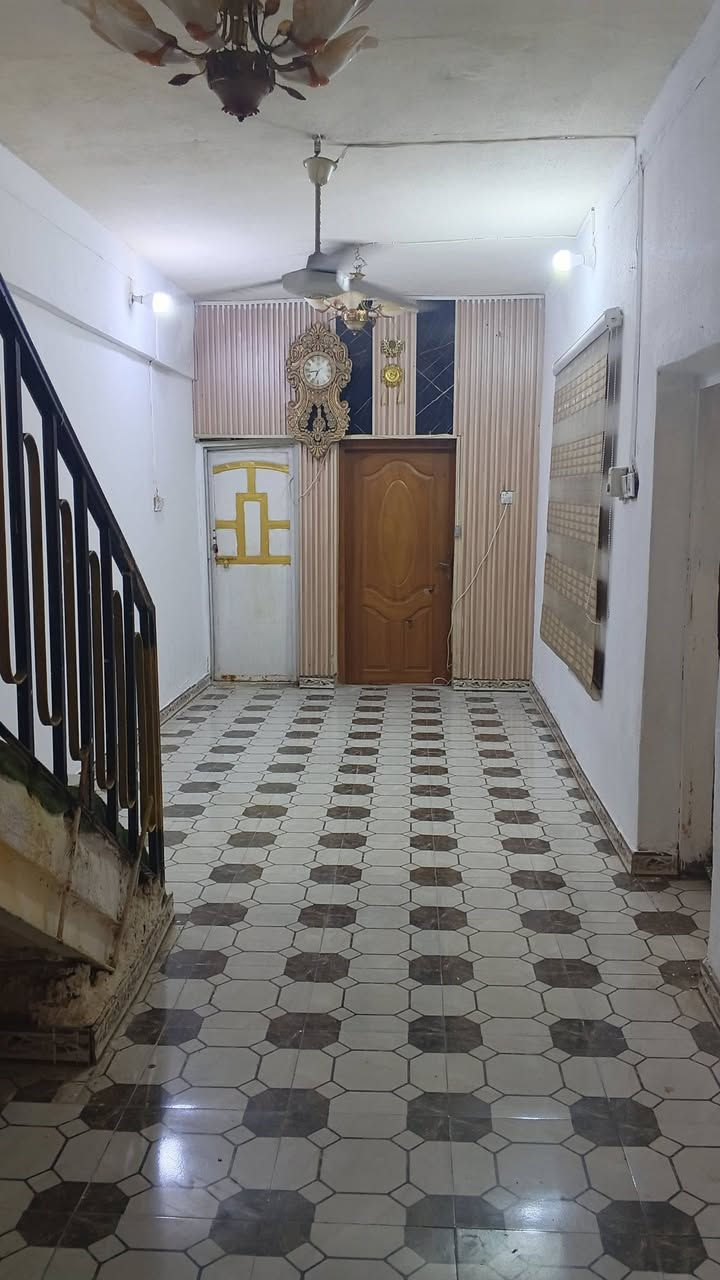تم تخفيض السعر بيع مستعجل
حي الحضاره قرب الملعب الخماسي 
مساحه 125
 غرفتين وصاله ومطبخ وصحيات 
والطباق الثاني غرفه ومطبخ وصحيات 
بيع مستعجل 
سعر 93 وبي مجال بسيط 
***********
