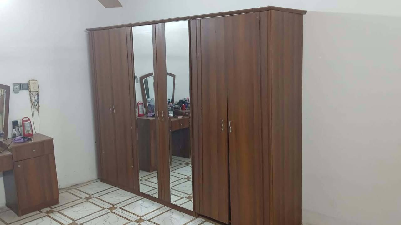 السلام عليكم غرفه نوم لبيع الغرفه جربايه ميز تواليت ومجرات اثنين وكنتور ٦ابواب ديوان بعد جديد نظيف مكانهن تكريت زهور
