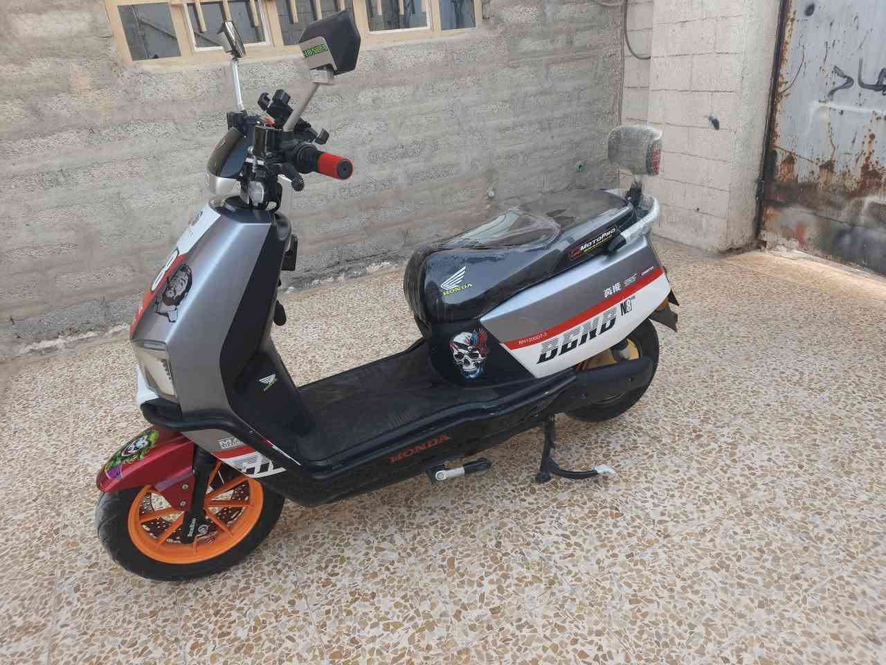 دراجة شحن للبيع فول مواصفات كلها شرط بطاريات مصطره حجم الكبير مثبت سرعه 4منر بيها نضام بك دبل بصما دبل سويج بيها نضام صرقا منفيسها ول وصل موجودات السعر 725بيها مجال مكاني موصلوكوكجلي  للتواصل خاص او تلفون ***********
