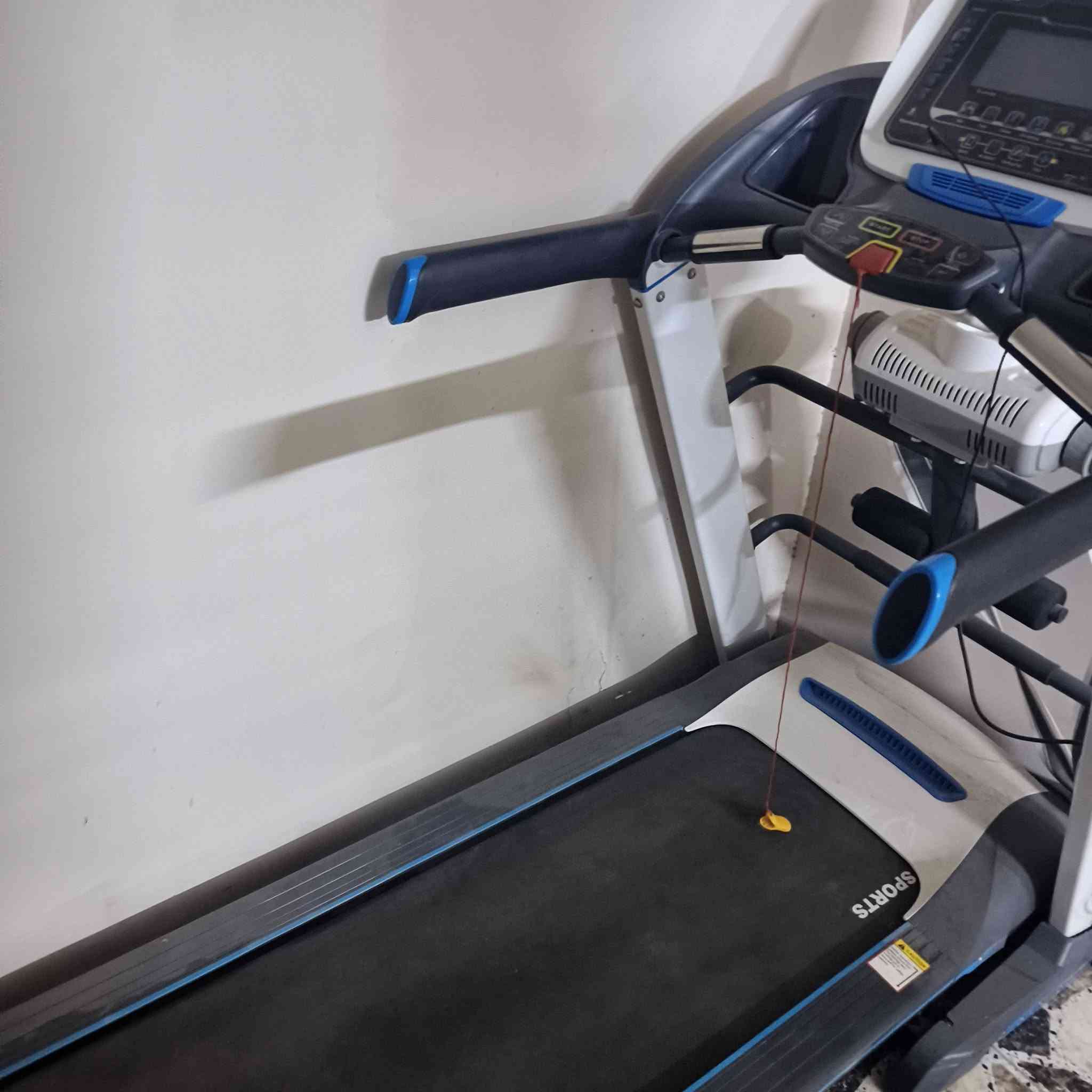 للبيع جهاز ركض (تريدميل) كهربائي MGT SPORTS بحالة ممتازة! 🏃‍♂️✨
الجهاز نظيف جداً واستخدام خفيف، شغّال 100% وبدون أي أعطال، ومثالي للتمرين المنزلي وحرق الدهون.
معلومة: الجهاز جديد مستعمل اسبوع واحد فقط
المواصفات والمميزات:
 * الماركة: MGT SPORTS الأصلية.
 * الشاشة: شاشة ديجيتال تحسب (السرعة، الوقت، المسافة، السعرات الحرارية، ونبض القلب).
 * نظام التخسيس: يحتوي على حزام مساج وهزاز لتدليك وتخسيس منطقة البطن والخصر.
 * الأمان: مزود بمفتاح أمان (Safety Key) للتوقف الفوري عند الطوارئ.
 * الراحة: قاعدة مشي واسعة مع نظام امتصاص الصدمات للحفاظ على سلامة الركب والمفاصل.
 * التخزين: قابل للطي وسهل التنقل داخل البيت.
📍 المكان: بغداد - أبو غريب
💰 السعر: [550,000] (قابل للتفاوض البسيط)
📞 للتواصل والاستفسار: [***********] واتساب
