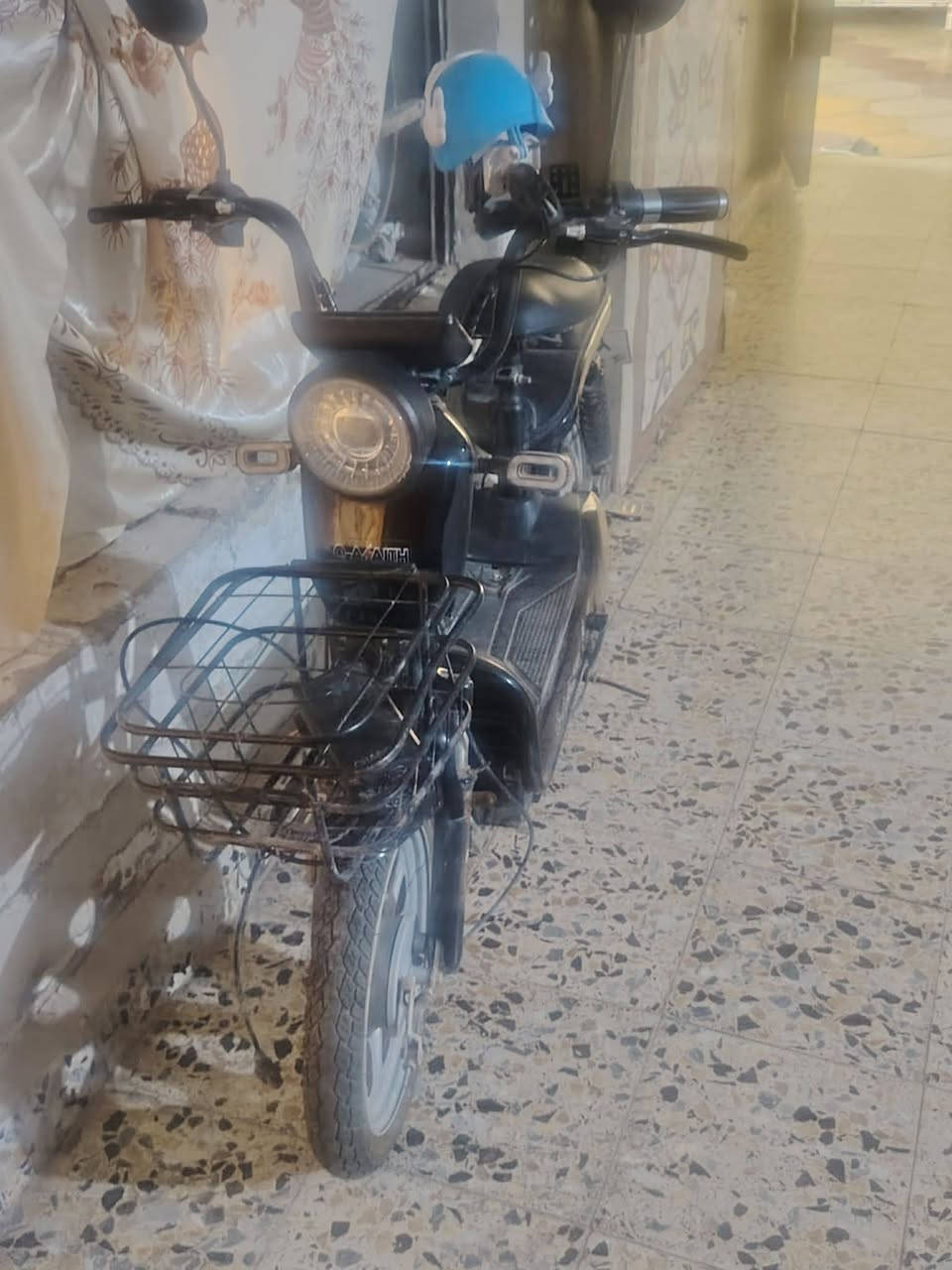 دراجه شحن للبيع سعرها 200 وبيها مجال بسيط نقص بطاريات فقط
ابي غرق شارع المركز 
للأستفسار/***********
