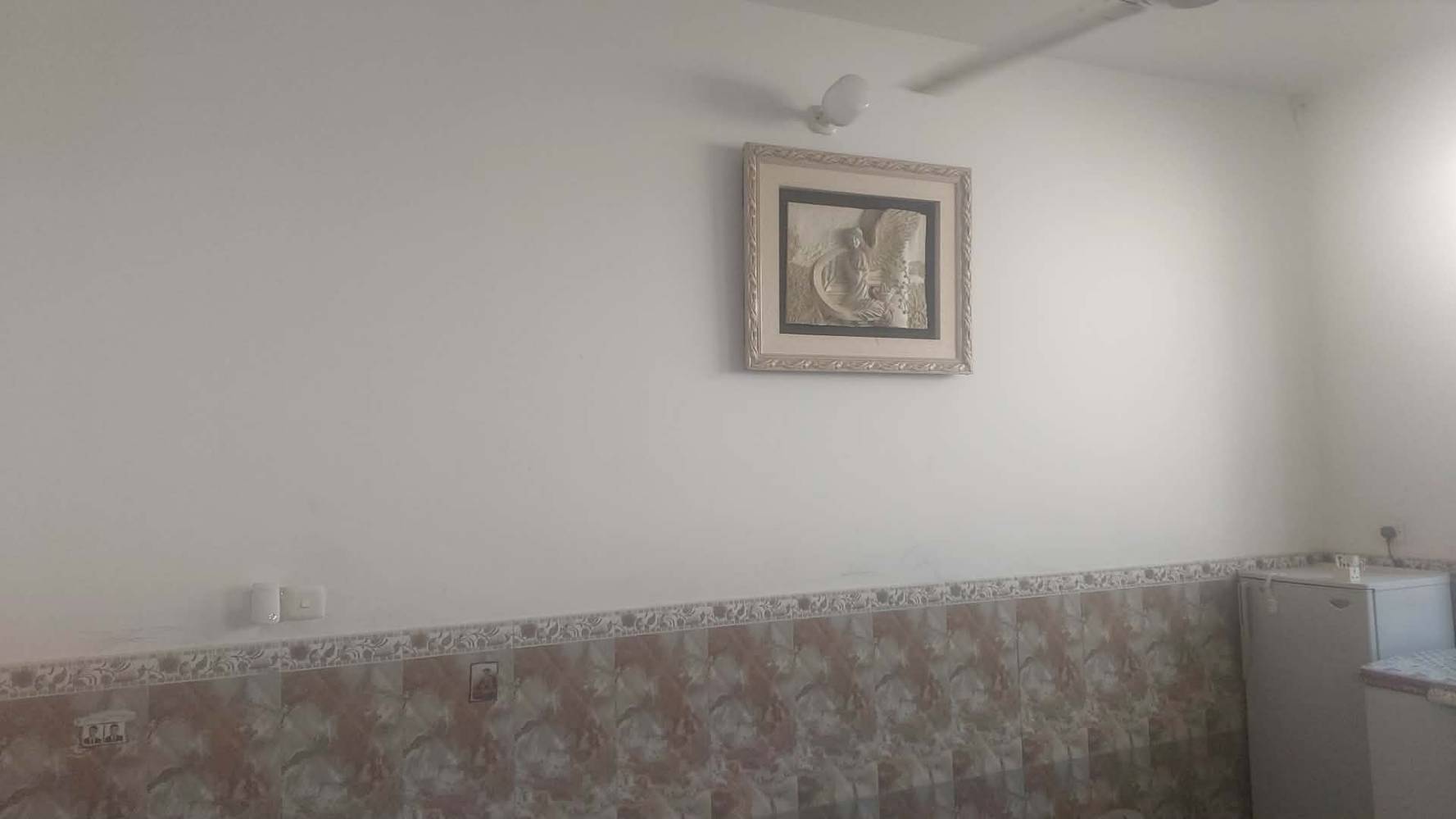 السلام عليكم ورحمة الله وبركاته. 
بيت في حي السلام خلف الشارع التجاري سلام غري مساحه 100 متر 5×20 يحتوي على غرفه + مطبخ + صحيات داخلية وخارجيه + غرفه  البناء جدا نظيف مع ارضيه مرمر تركي بيع مستعجل وبسعر مناسب جدا جدا 175 مع المجال البسيط .