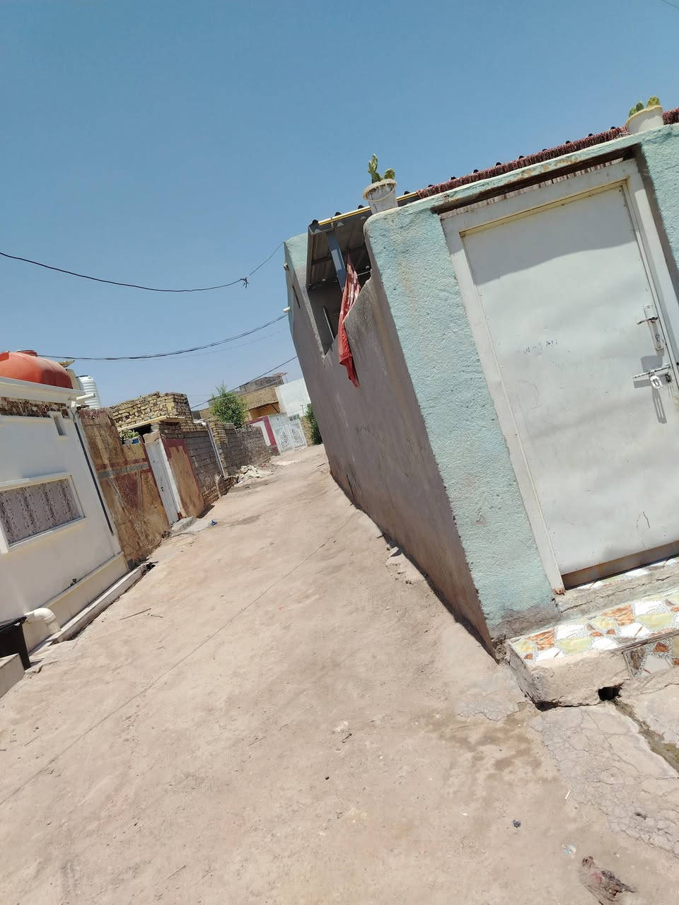 السلام عليكم بيت للبيع في حي الجاسميه يتكون من غرفتين وهول مطبخ بناء حديثه 2025 زراعي سند 25 المساحه ١٣٠ ركن المجرى سواقي ***********
