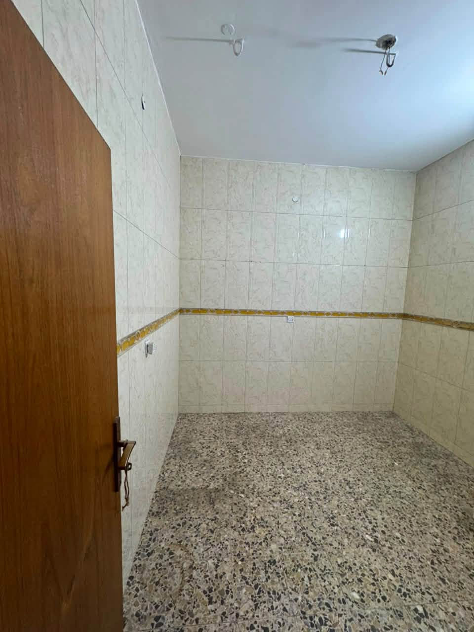 شقة للايجار في البصرة حي المهندسين المربع الذهبي ، في الطابق الاول ، مساحتها ٨٩ م بيها غرفة وصالة ومطبخ وحمام 
سعر الايجار ٤٥٠ الف شاملة اجور ماء وكهرباء 
للتواصل / ***********
