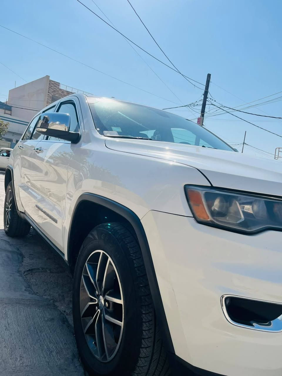 Jeep laredo2017 كلين 
سه ياره كه فوله به س سلايت نيه 
142mi رؤشتوه
ره قم ته له فؤن ***********
سعر 225مه جال كركوك, العراق
