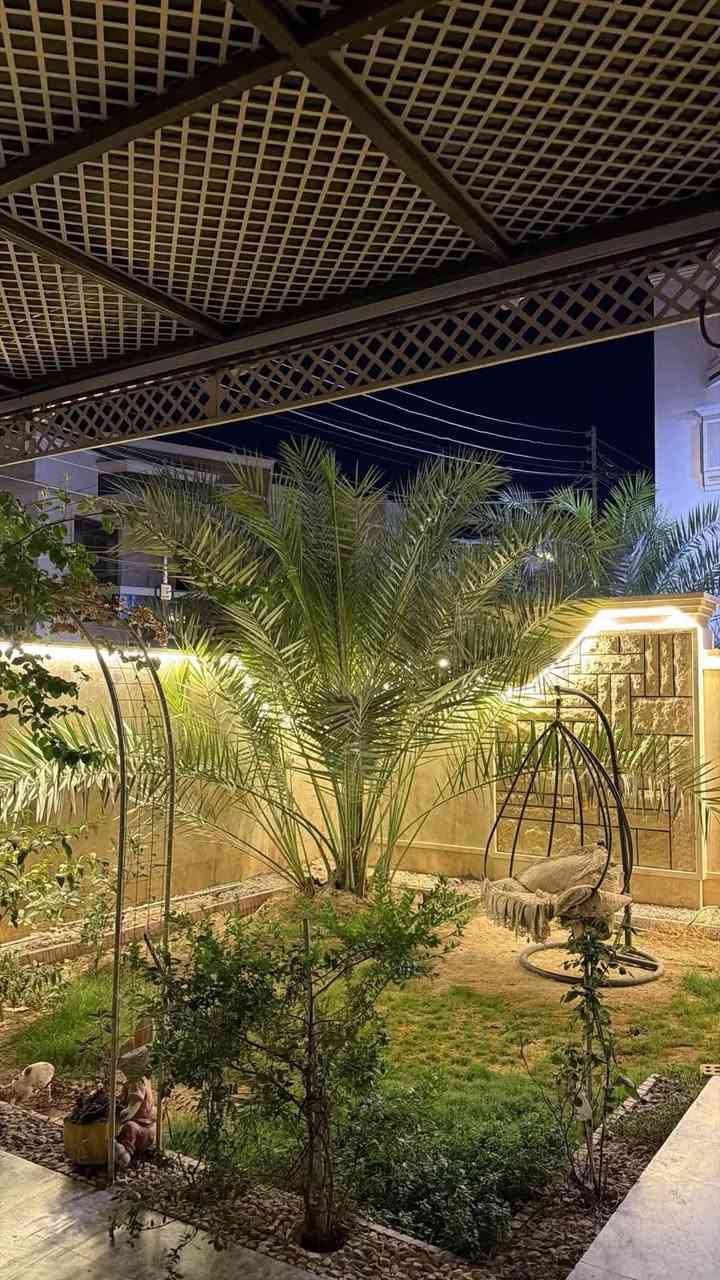 السلام عليكم: بيت للبيع في منطقة الجمعيه المساحه الكليه ٥٠٠ متر كل بيت ٢٥٠ متر طابو زراعي أصولي البيت الواحد  يتكون من
٤ غرف نوم :: الواجهيه حجر ومرمر 
استقبال واسع
مطبخ حار  بارد
طرمه حديقه  
صاله واسعه اضافه الى غرفه خارجية في الطابق الثالث 
منطقه جيده تبليط جديد 
الاستفسار اكثر ***********
