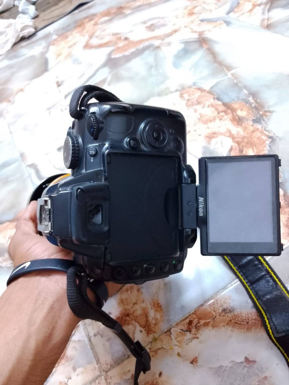 السلام عليكم ورحمة الله وبركاته،
للبيع كاميرا نيكون D500
حالة الكاميرا: الكاميرا بيها كسر (ما متأكد بالضبط هل هو بالشاشة أم بالعدسة)، والبطارية تحتاج تبديل.
سعر الشراء الأصلي: 400
سعر البيع النهائي (قفل): 200 فقط!
ملاحظة: السعر ممتاز جداً ومناسب جداً للشخص اللي يحب يقتنيها ويصلحها أو يستفاد منها 
خاص موجود ***********
