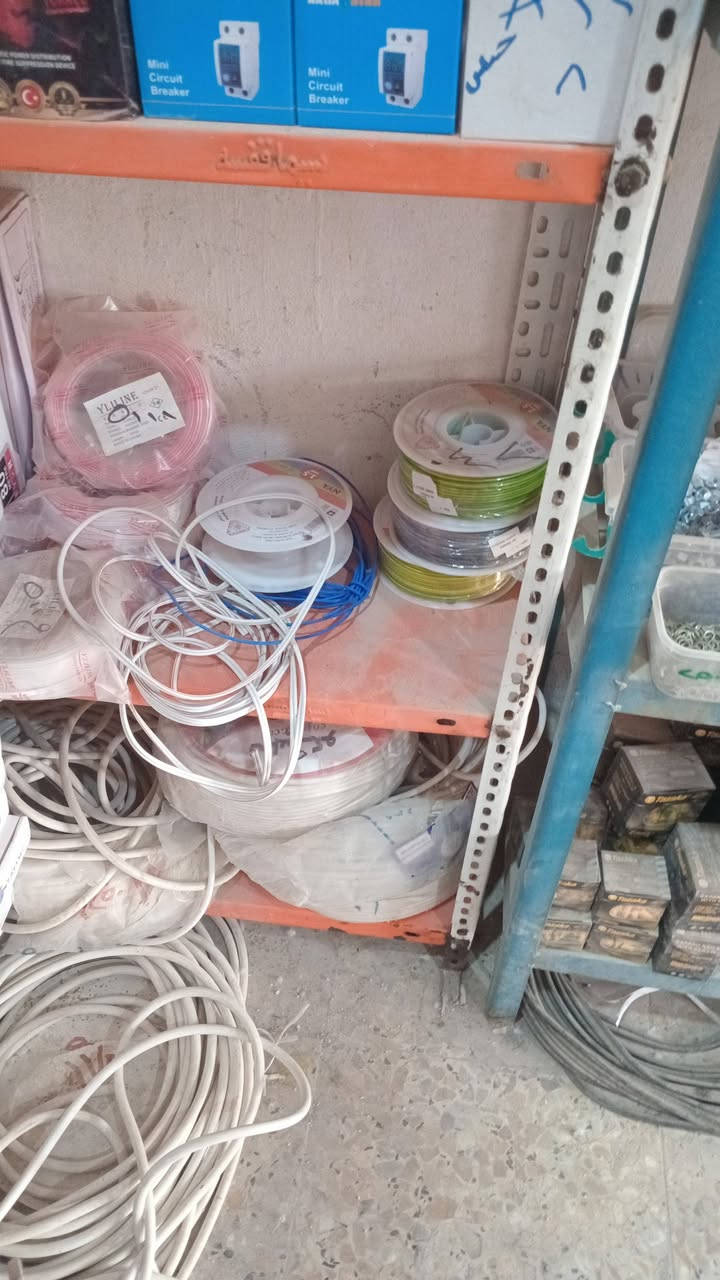 للبيع محلات انشائيه متكامله وكهربائيات الموقع البلديات الضباط الثانيه الزراعي مواد متنوعه كهربائية وانشائيه وعدد يدويه البيع لعدم التفرغ موقع حلو بنايه ركن     ***********@
