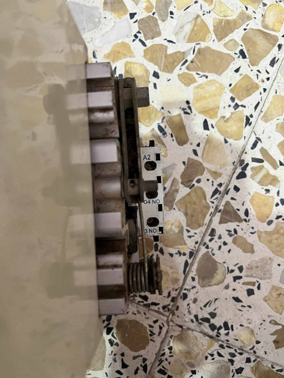 عندي غراض مال مولد
وكونتكتر ابو ١٨٠٠امبير أمريكي اصلي مامشتغل   وجهاز لقط 
وعندي ٦ابو ٢٠٠امبير ٦قواطع  هم اسود اليحب يتصل ع رقم 
مكاني كوت عندي تواصل حسب التفاق 

***********واتساب
