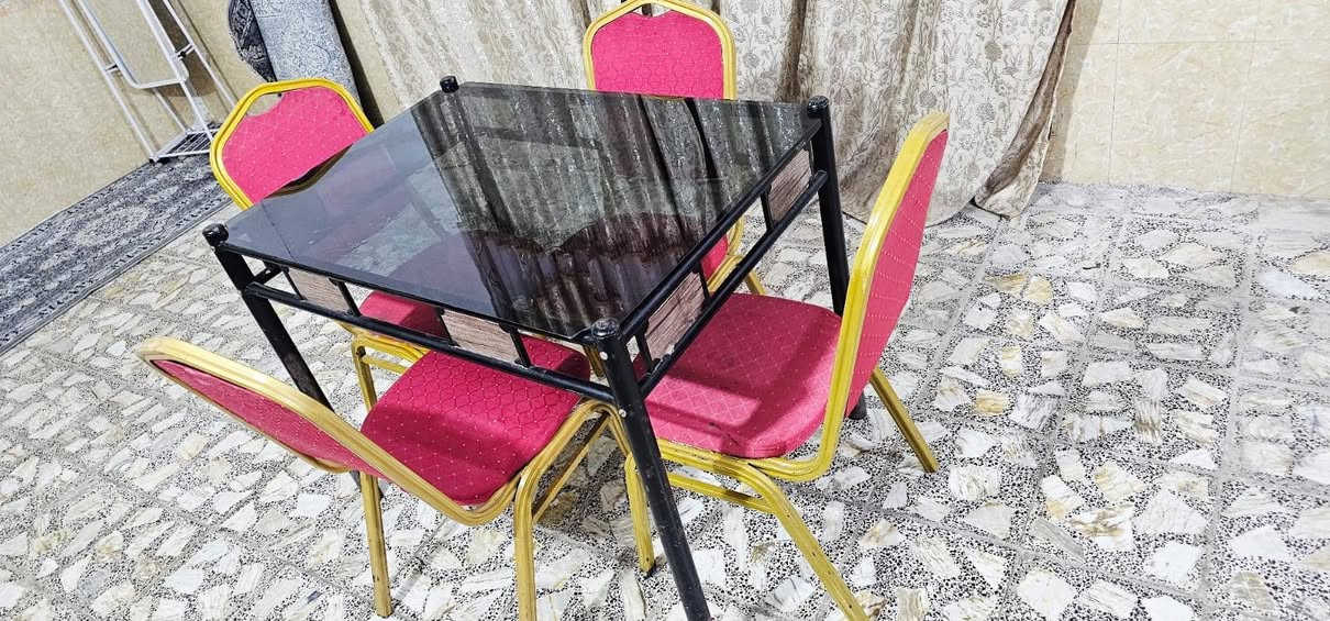 ميز وربع كراسي عنوان كوفه سعر ١١٠ وبيهن مجال خاص موجود هذا رقمي ***********
